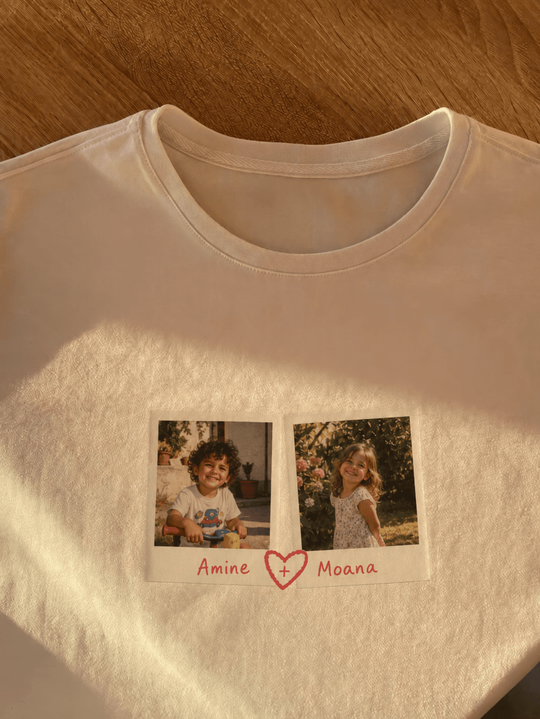 T-shirt blanc à plat, personnalisé avec deux photos et les prénoms Amine et Moana