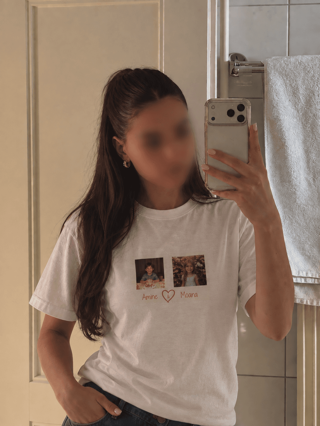 T-shirt blanc porté, personnalisé avec deux photos et les prénoms Amine et Moana