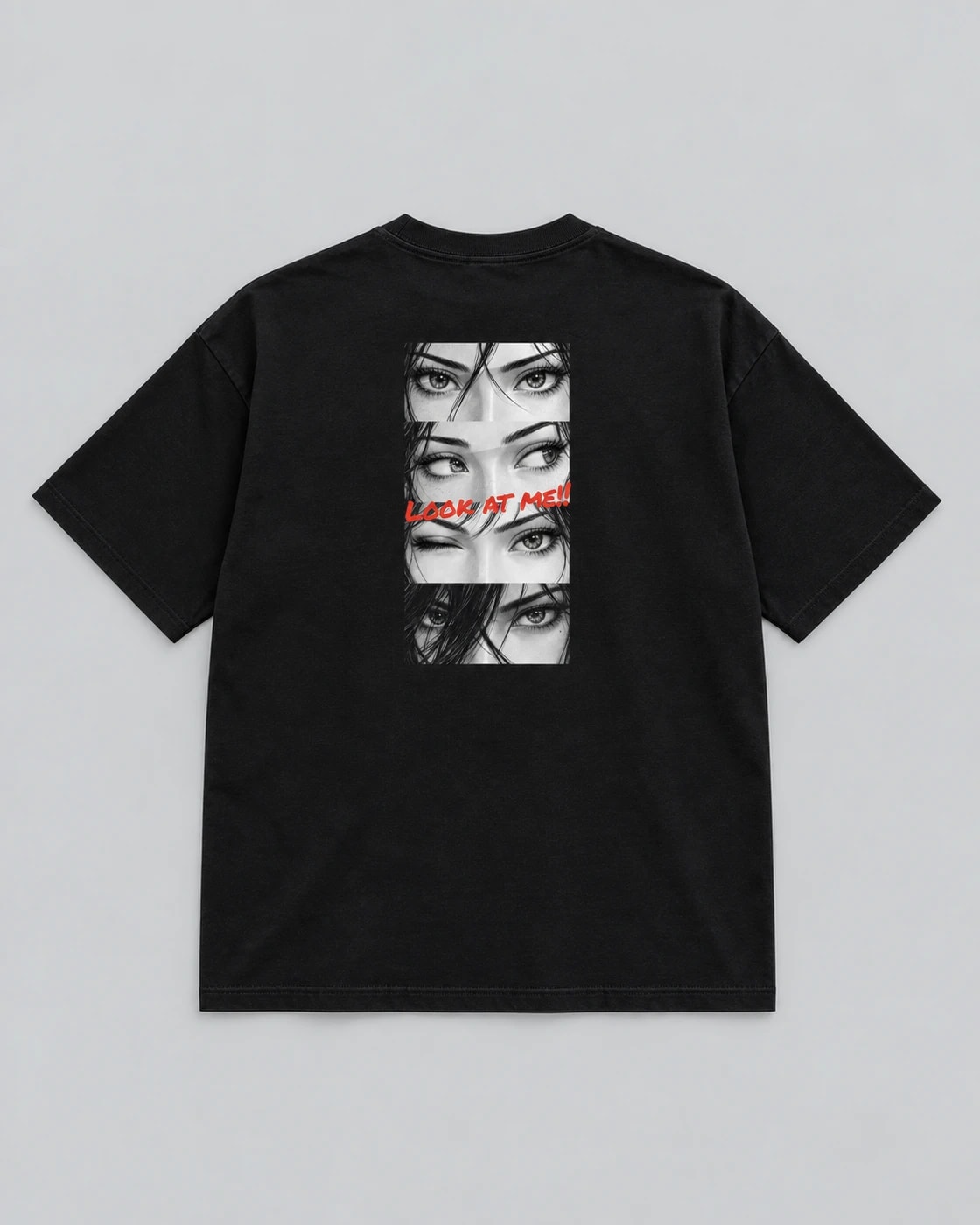 Dos du t-shirt noir, quatre regards manga et Look at me au feutre rouge