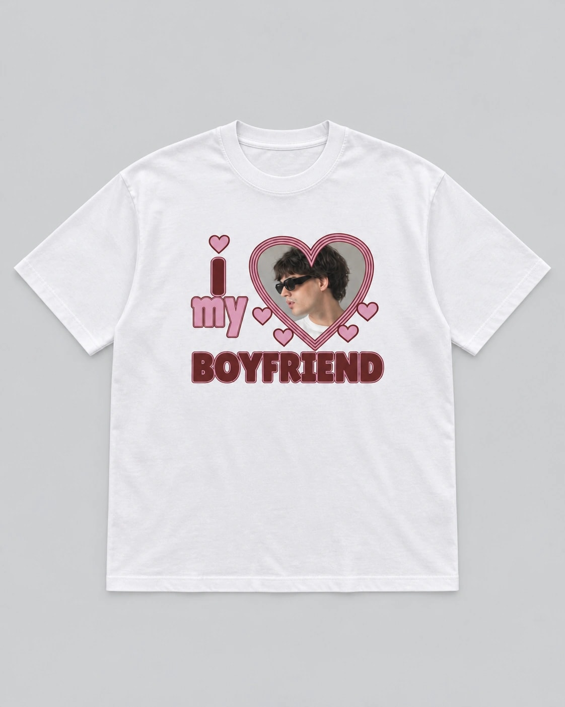 T-shirt blanc I Love My Boyfriend à plat, portrait dans un cœur rose et bordeaux