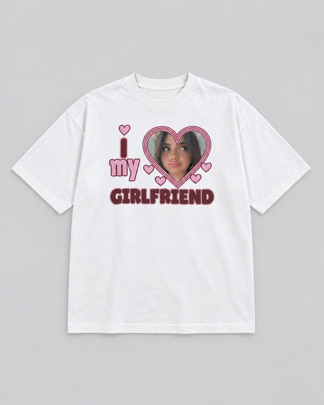 T-shirt blanc I Love My Girlfriend à plat, portrait dans un cœur rose et bordeaux