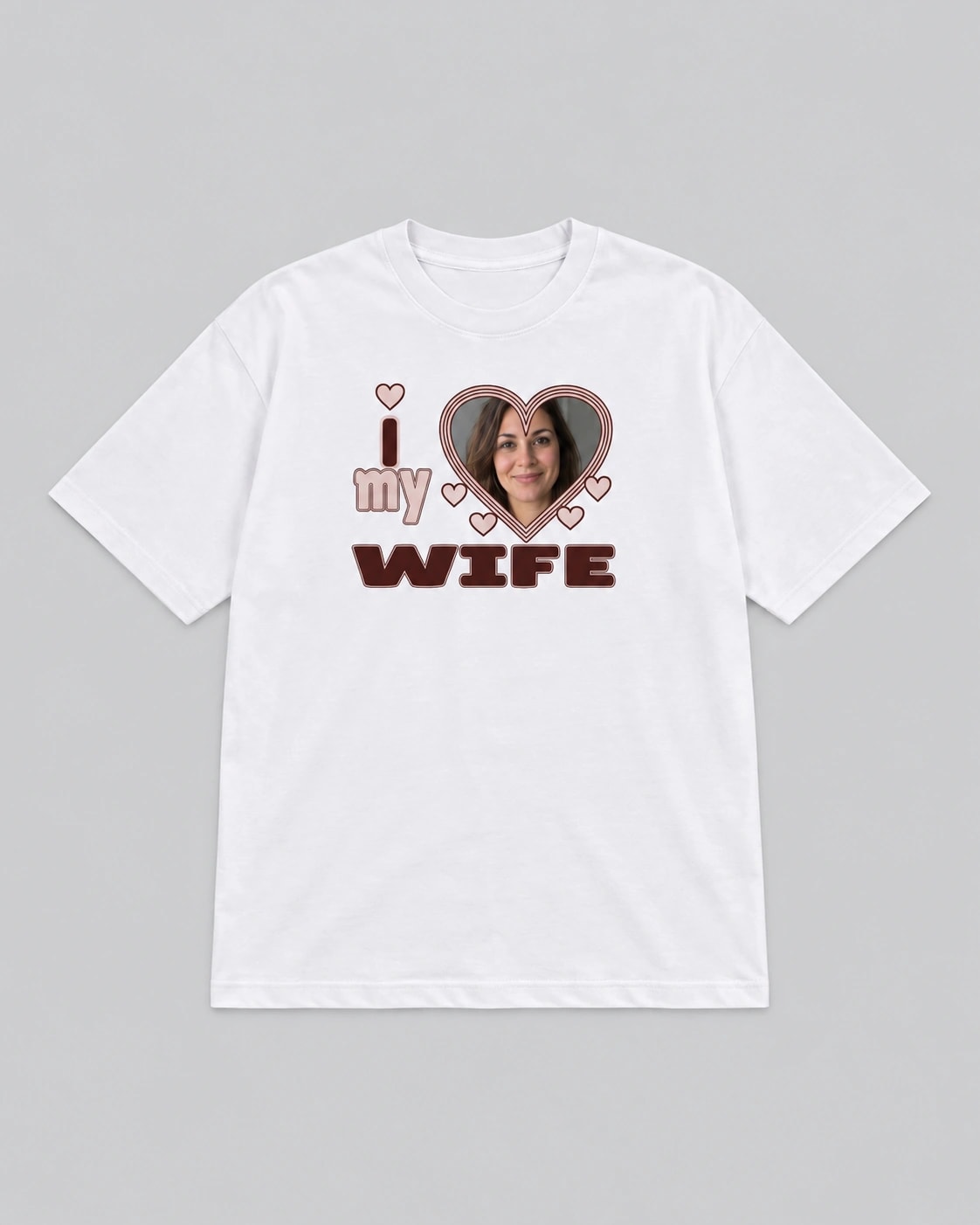 T-shirt blanc I Love My Wife à plat, portrait dans un cœur rose et bordeaux