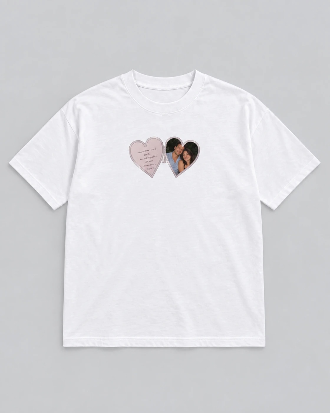 T-shirt blanc Médaillon cœur, posé à plat sur fond gris