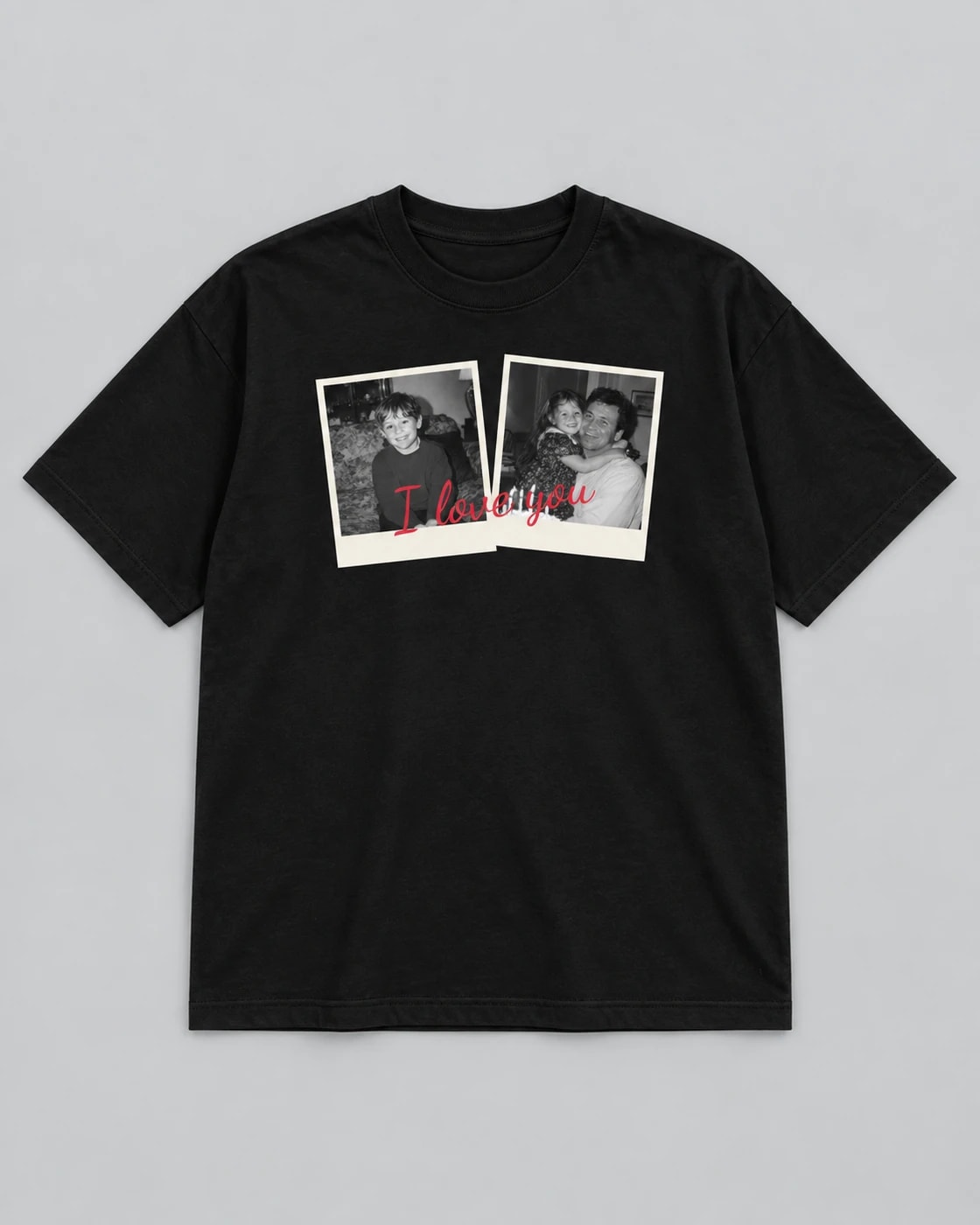 T-shirt noir Polaroid Love, posé à plat sur fond gris