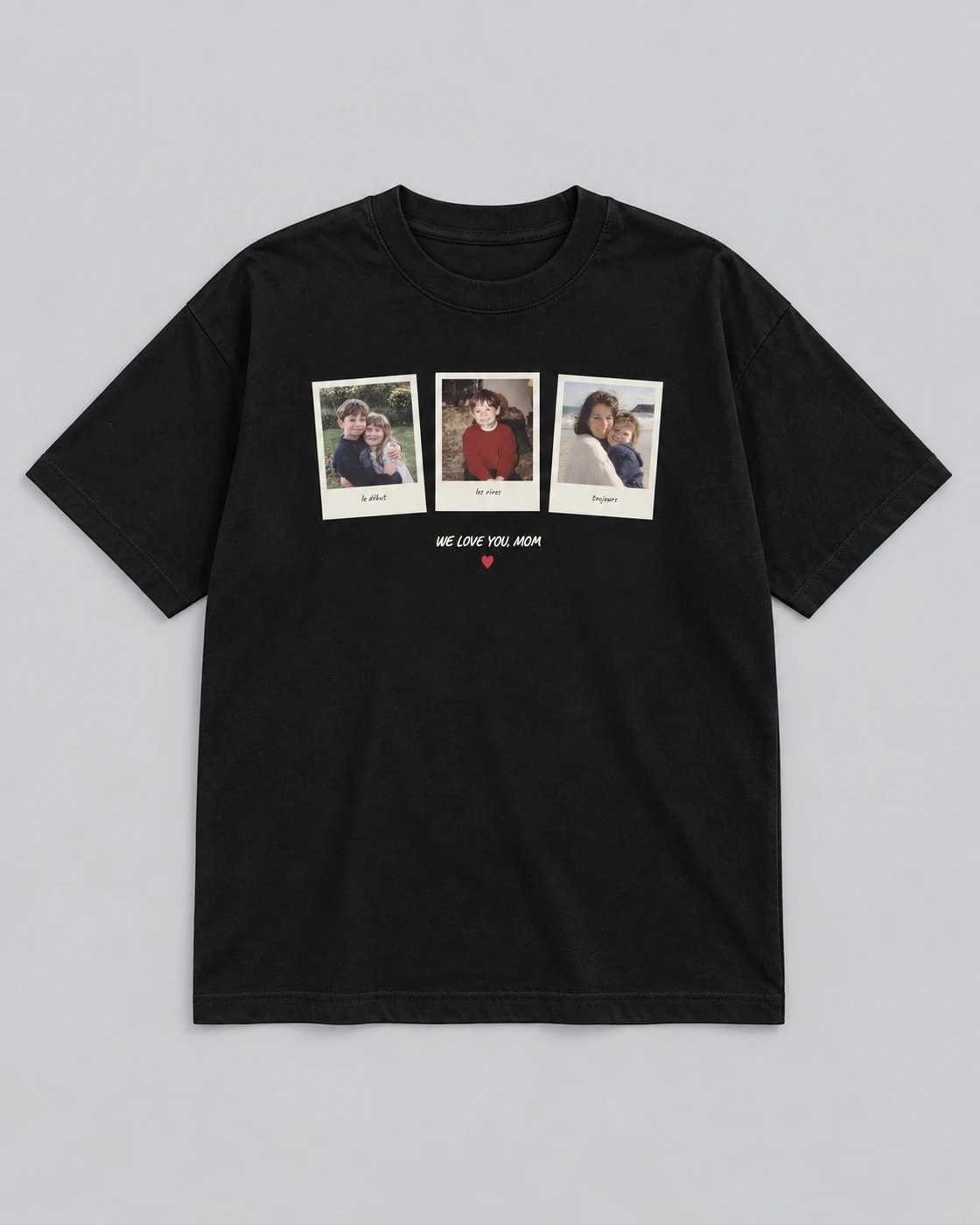 T-shirt noir Nos trois souvenirs, posé à plat sur fond gris