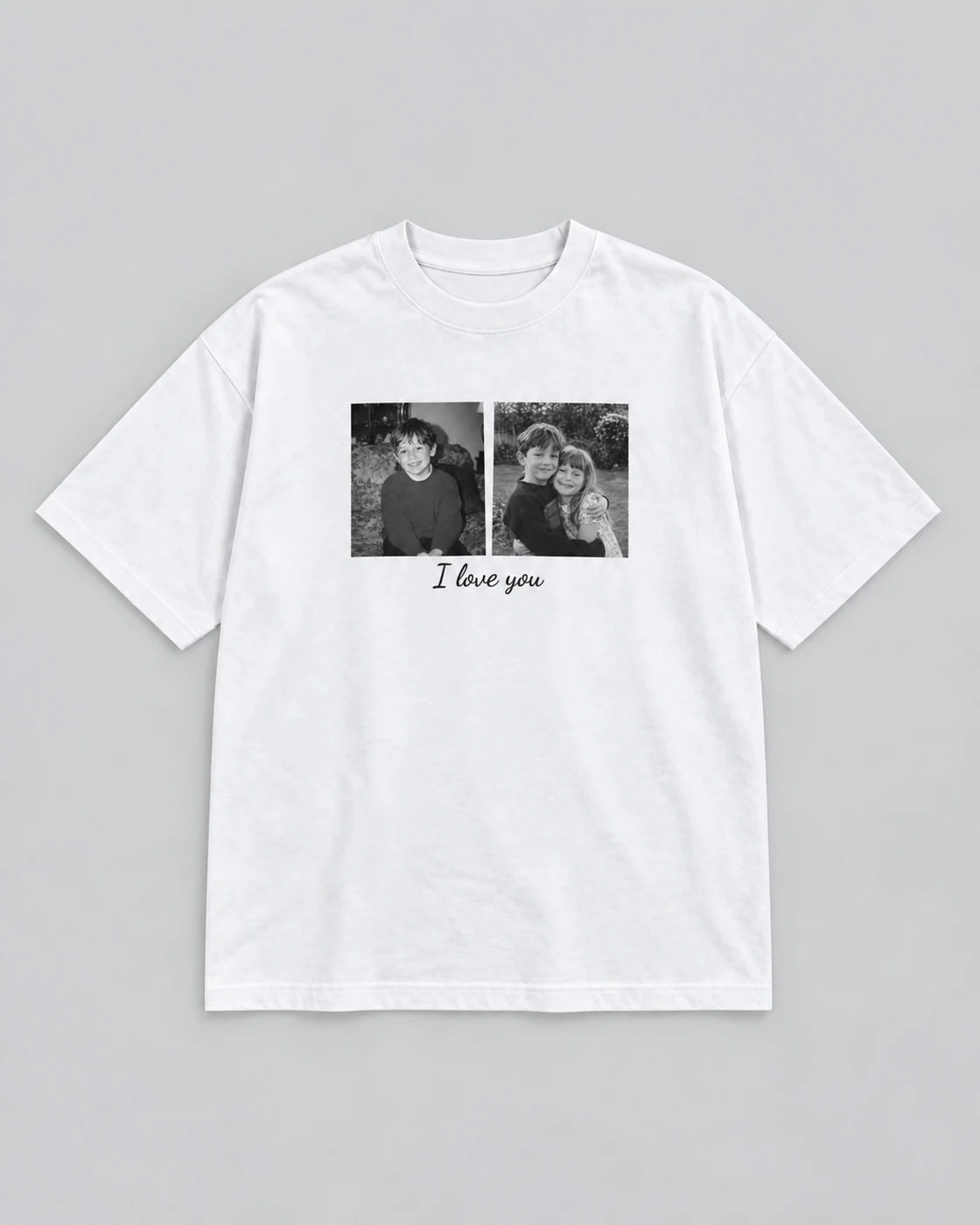 T-shirt blanc Toi et moi, posé à plat sur fond gris
